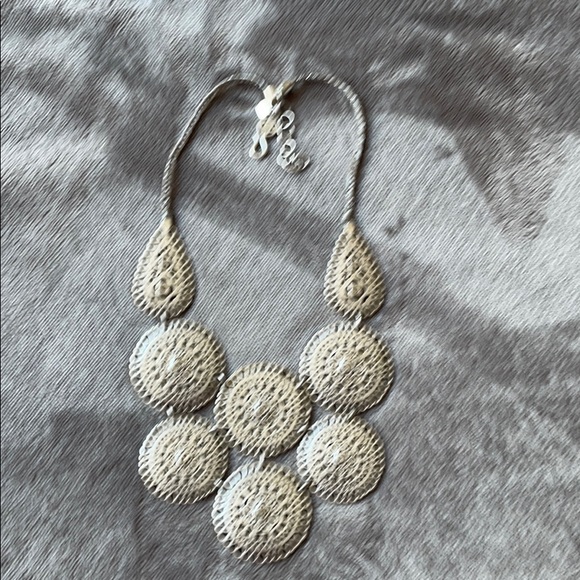 Statement piece necklace - Picture 5 of 12